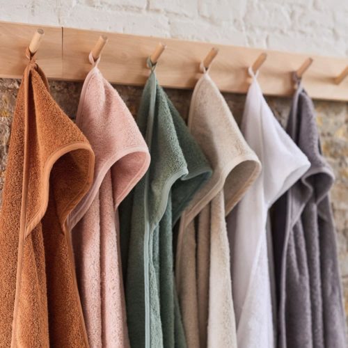Bad cape with names in six different colors